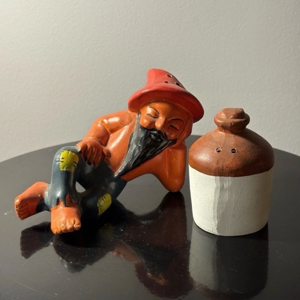 Vtg Ceramic Orange Hillbilly Moonshine Jug Salt & Pepper Shakers Retro Kitsch